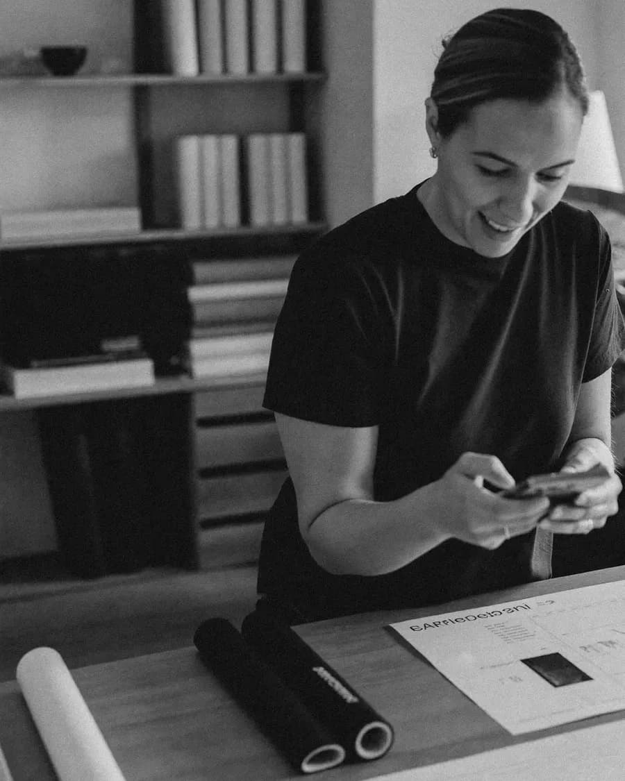 Dueña de un estudio de interiorismo leyendo un mensaje de un cliente en el móvil